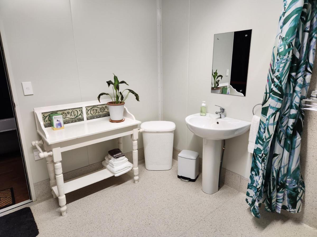 Glenwood Akaroa Bush Retreat - Kanuka Hut エクステリア 写真
